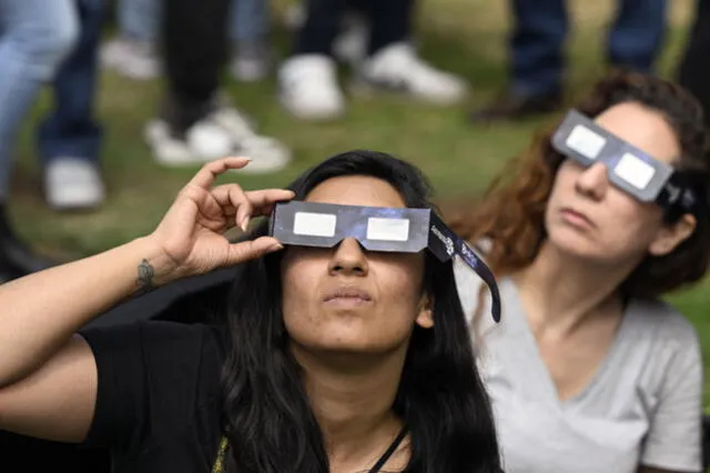 Las personas deberán ver el eclipse total solar con lentes de protección. Foto: AFP   