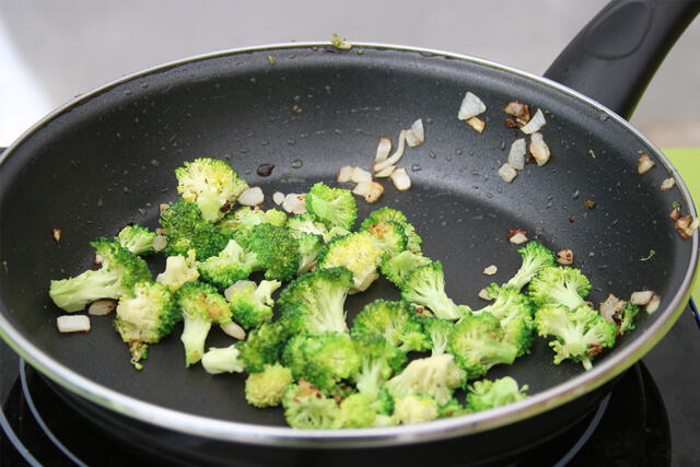  Es muy común la preparación de brócoli con verduras salteadas. Foto: lapandi.org 