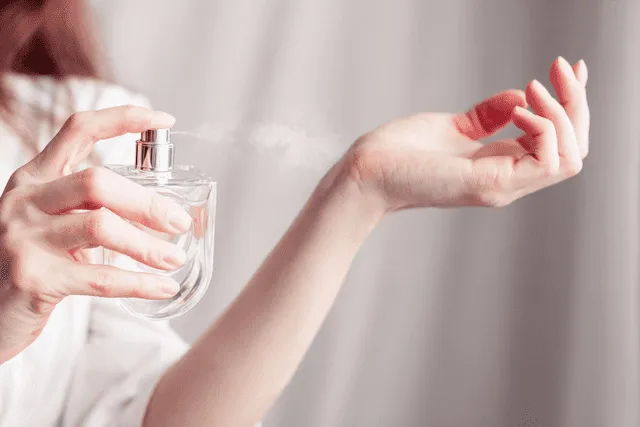  Para que el perfume perdure más tiempo en nuestro cuerpo se debe aplicar en: las muñecas, el cuello, los antebrazos y detrás de las rodillas. Foto: Business Insider España.   
