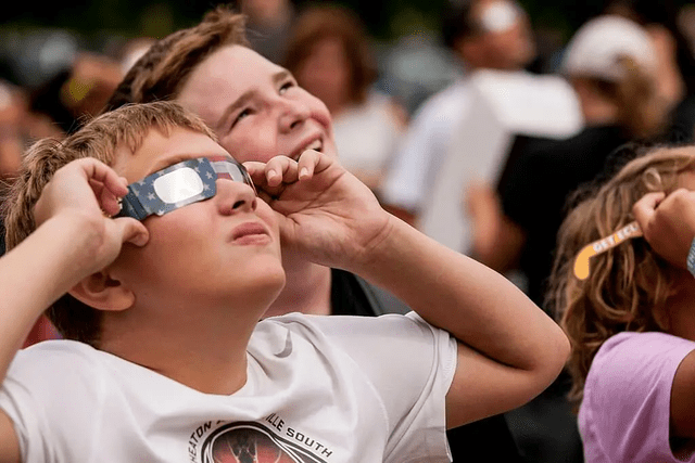 ¿Dónde conseguir lentes gratis para ver el eclipse solar 2024 en Estados Unidos?