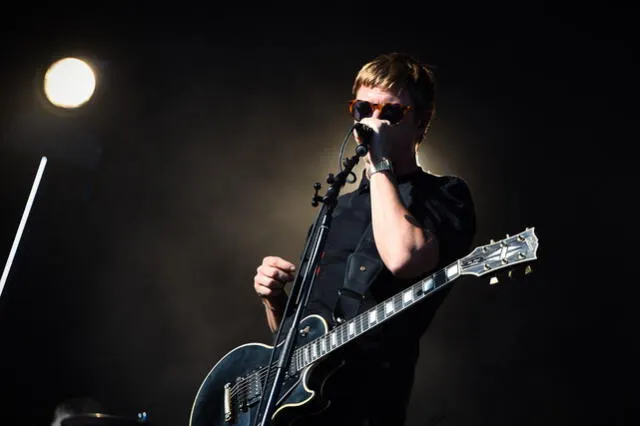  Paul Banks, vocalista de Interpol, se mantiene vigente desde la creación de la banda en los años 2000. Foto: AFP   