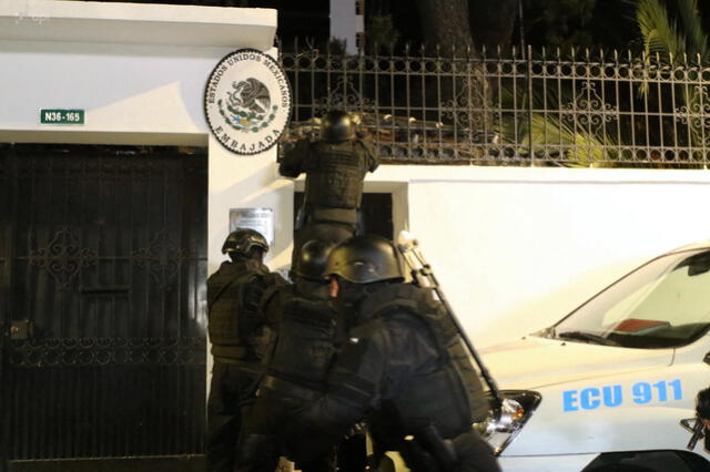 Fuerzas especiales de la policía ecuatoriana intentando irrumpir en la embajada de México en Quito para arrestar al ex vicepresidente de Ecuador, Jorge Glas. Foto: AFP   