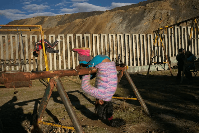 Niños de Pasco jugando en montañas contaminadas con restos de la mina. Foto: Natitonal Geographic   