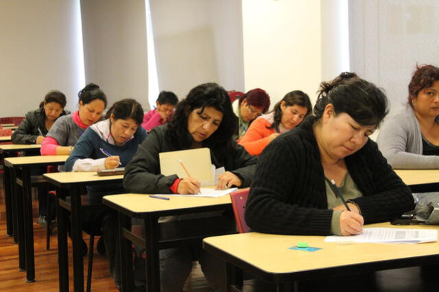 Profesores durante la prueba nacional para acceder al nombramiento docente. Foto: Andina   