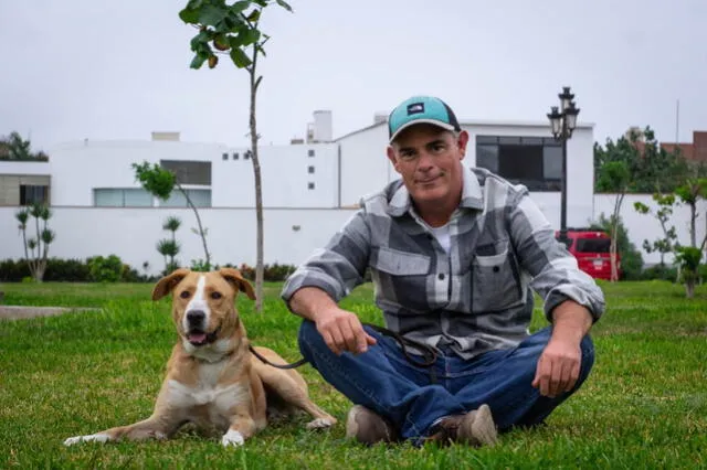  Vaguito, el perro actor, junto con Julián Legaspi son los protagonistas de la película peruana que llega a cines en abril de 2024. Foto: Bamboo Pictures   