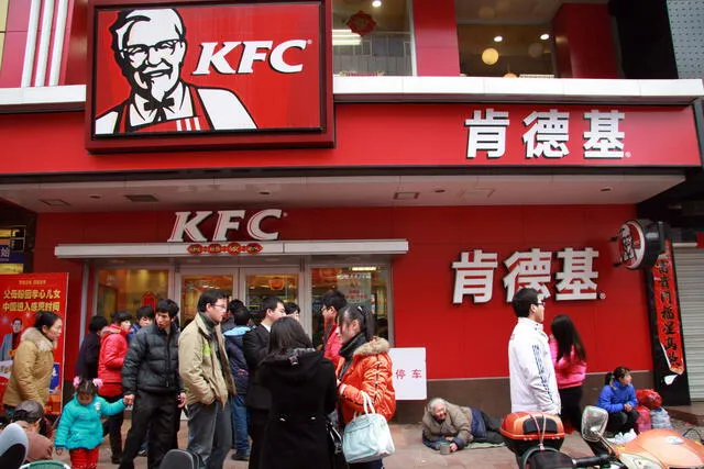 KFC fue la primera marca de comida rápida en llegar a China en 1987 y se adaptó al paladar del consumidor chino. Foto: Business Insider 