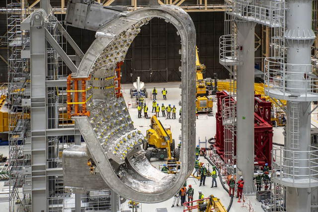  Una de las cámaras de vacío del ITER, una pieza de 440 toneladas que ayudará a contener el plasma del dispositivo, es instalada. Foto: ITER 