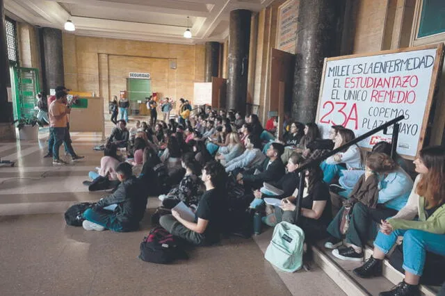  Actores. Los estudiantes vienen denunciando hace semanas que los centros de estudios se están quedando sin recursos. Foto: AFP   