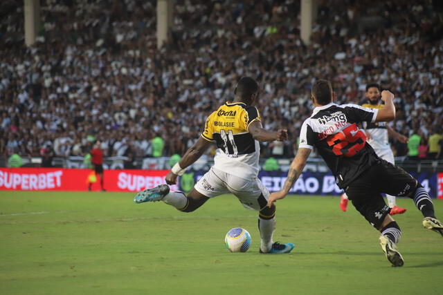 Yannick Bolasie juega por primera vez en el fútbol sudamericano. Foto: Twitter/Criciúma.   