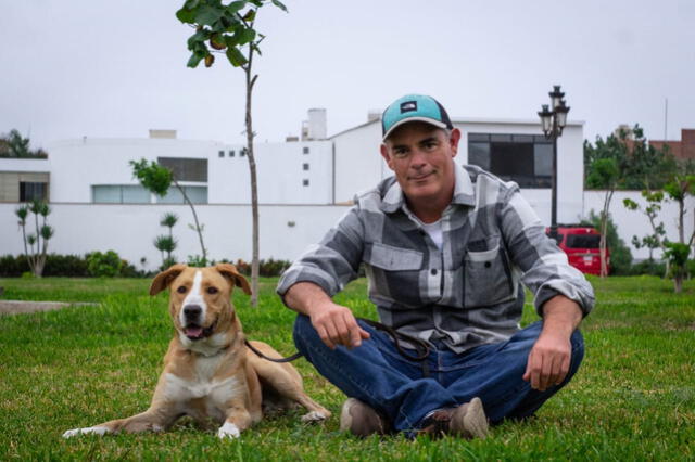 Julián Legaspi junto al perrito que le da vida a 'Vaguito'. Foto: Bamboo Pictures    