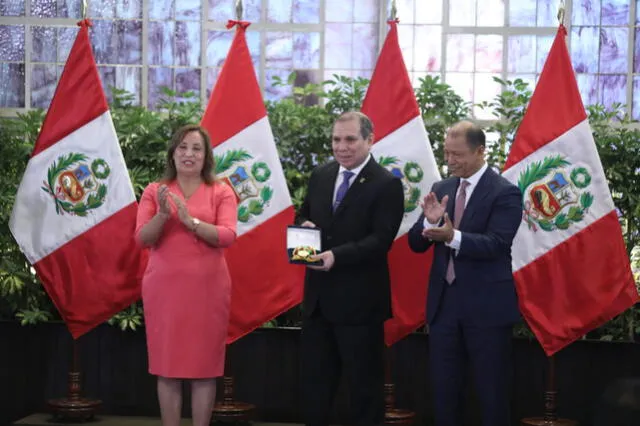 Javier Arévalo recibió una condecoración de la presidenta Boluarte en el día del trabajo. Foto: Poder Judicial   
