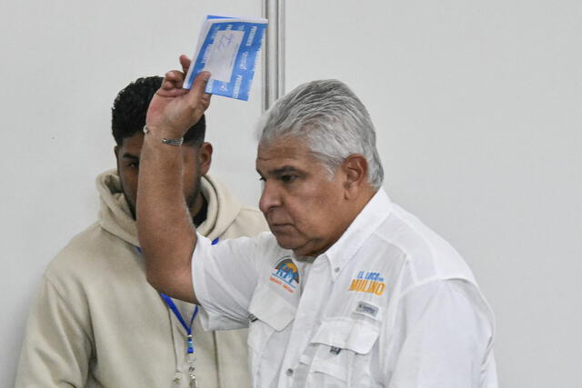 Mulino votó a primera hora en medio de una gran expectativa. Foto: AFP   