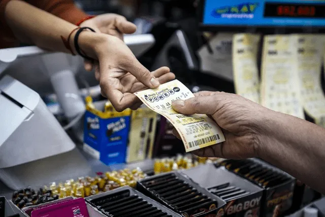 Mujer duplica su premio del Powerball a US$200.000 por un error del trabajador que le vendió el boleto