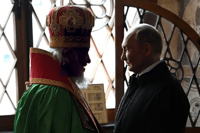 El presidente ruso, Vladimir Putin, hizo una pausa antes de caminar hacia la ceremonia de investidura en el Kremlin. Foto: AFP   