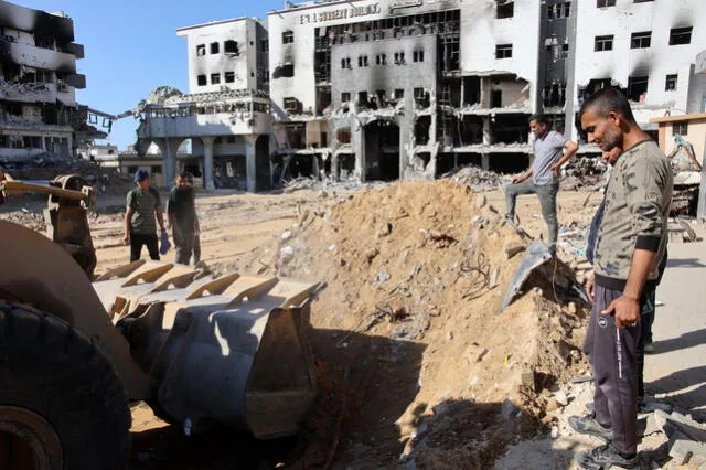  Durante el 8 de mayo, un grupo de personas utiliza una excavadora para buscar cadáveres en el complejo médico Al-Shifa. Foto: AFP   