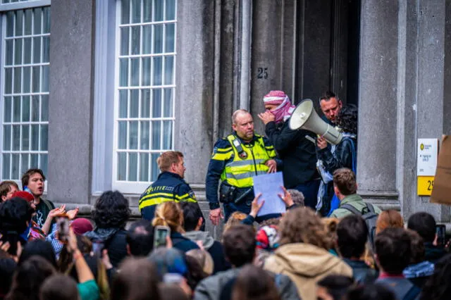  Manifestantes protestan en la Academia de la Universidad de Utrecht pidiendo que la universidad rompa todos los vínculos con Israel. Foto: AFP   