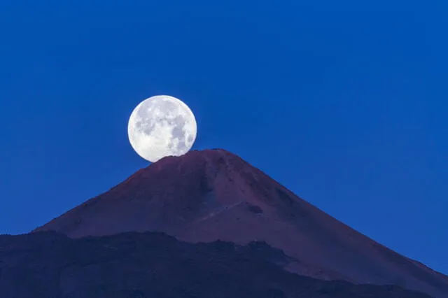 Para observar mejor la Luna es recomendable ubicarse en un lugar sin contaminación lumínica. Foto: Jaime E./Flickr    