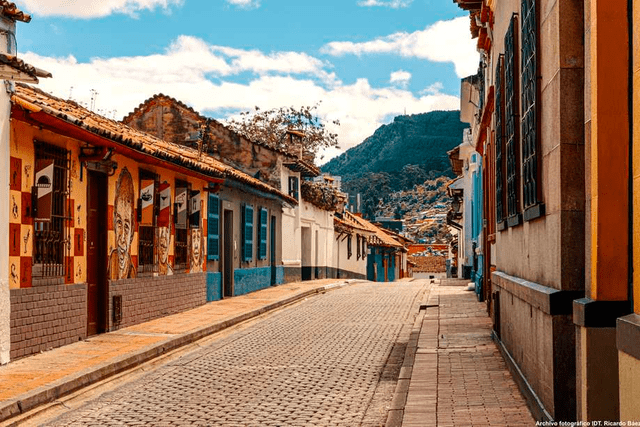  El recorrido por el Centro Histórico La Candelaria es una de las actividades más realizadas por los turistas al visitar Bogotá. Foto: El Espectador   