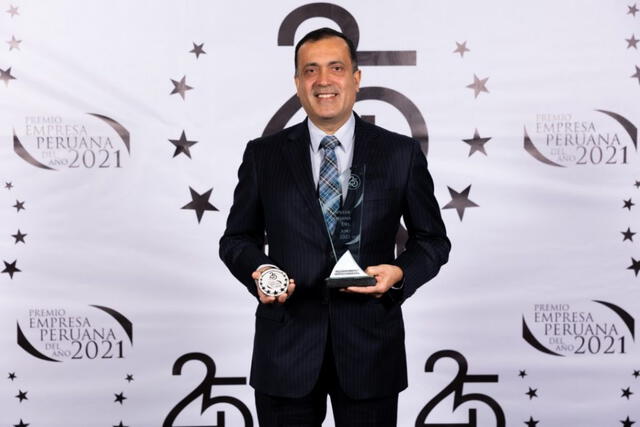 Cabani Ravello es un médico reconocido por sus intervenciones a conductoras de la televisión nacional. Foto: Premio Empresa peruana del Año.    