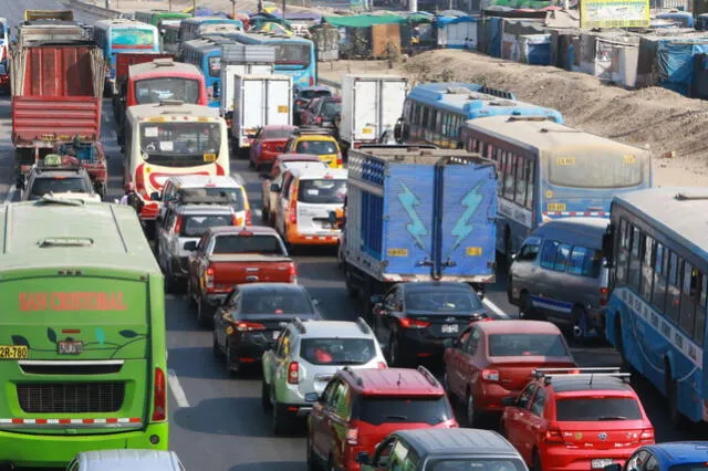 La actividad vehicular es la principal causa de contaminación de aire en Lima. Foto: Andina   