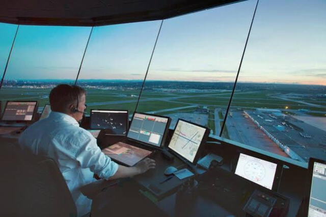 El controlador aéreo asume responsabilidades importantes desde la cabina de trabajo. Foto: difusión   