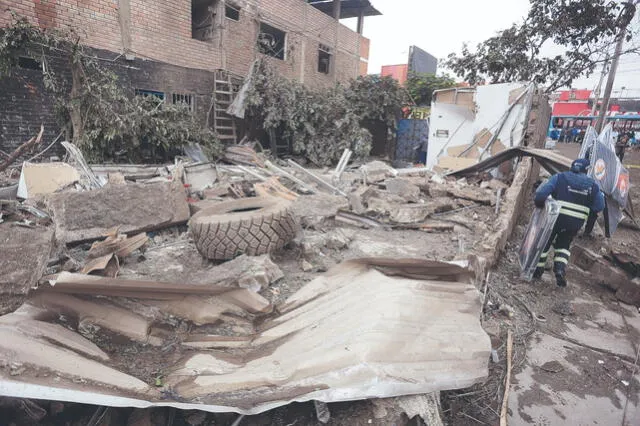  Ruinas. La zona cercana al grifo sigue llena de escombros. Foto: Félix Contreras   