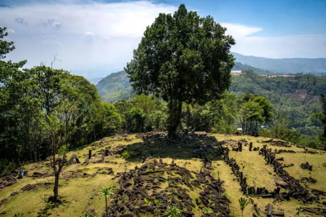 En la cima de Gunung Padang se encuentra estructuras de piedra desordenadas que yacen allí desde hace cientos de años. Foto: The Megalithic Portal   