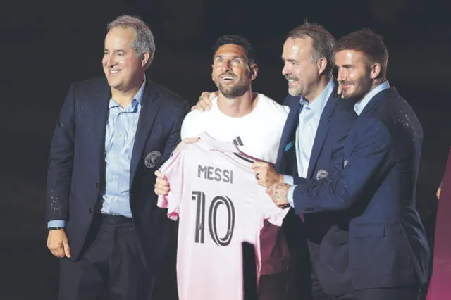  De lujo. Lionel Messi, de la mano de David Beckham, fue presentado como el flamante fichaje del Inter de Miami. Foto: difusión   