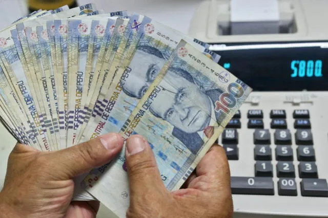 Especialistas en materia económica recomiendan invertir el dinero en algún negocio y pagar deudas que se tiene con el banco. Foto: Andina.   