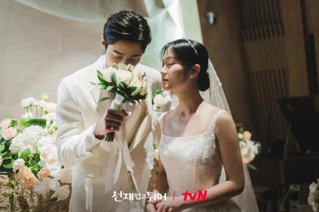  Byeon Woo Seok y Kim Hye Yoon en escena de boda de 'Lovely Runner'. Foto: tvN 