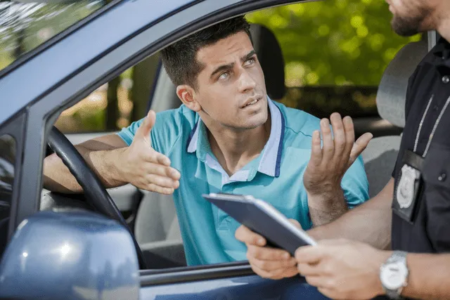 Un hombre con licencia de conducir suspendida ingresó a su audiencia por Zoom manejando su auto en Estados Unidos