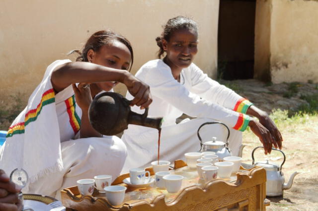 Mujeres agricultores sirviendo café originario de Etiopía. Foto: UnCafecito 