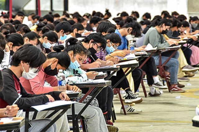 Alumnos rindiendo el examen de admisión de la UNI. Foto: El Peruano   