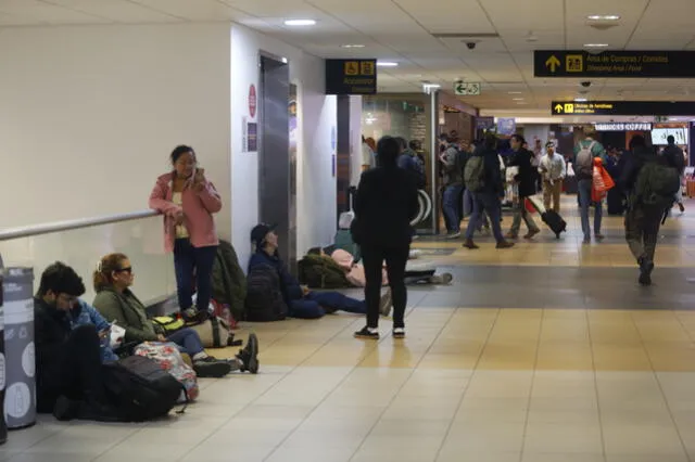  Pasajeros varados en el Aeropuerto Jorge Chávez. Foto: La República   