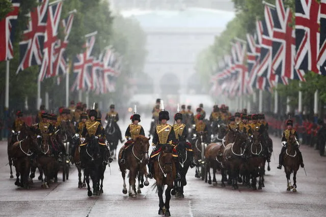  El desfile del Trooping the Colour fue realizado en medio de la lluvia. Foto: AFP<br>    