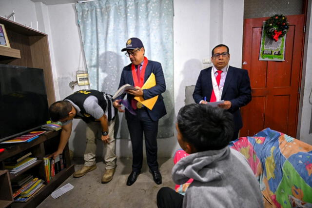 Fiscalía realizando el allanamiento a los inmuebles vinculados al legislador de Acción Popular. Foto: Ministerio Público.   