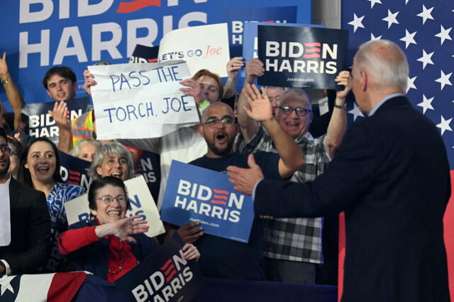 "Pasa la antorcha, Joe", decía un cartel durante un mitin en Wisconsin. Foto: CNN   