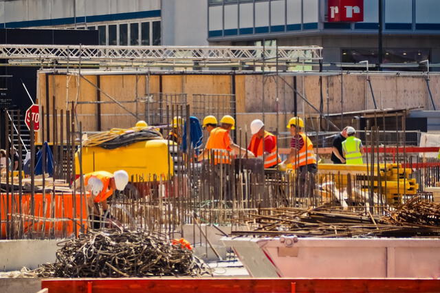 Estos son los estados que ofrecen mejores salarios a los trabajadores de construcción en Estados Unidos en 2024