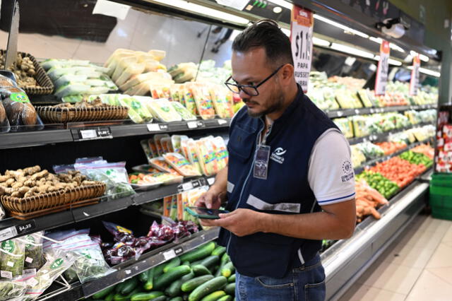 Las autoridades de El Salvador comenzaron este lunes inspecciones en cadenas de supermercados luego que el presidente Nayib Bukele ordenó combatir las "mafias" empresariales. Foto: AFP   