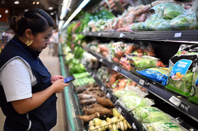 Bukele anunció que después de acorralar a las pandillas combatirá las "mafias" empresariales que elevan los precios de productos y encarecen el costo de vida. Foto: AFP   