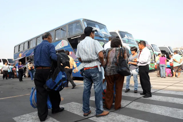 Miles de personas viajan por carretera por Fiestas Patrias en Perú. Foto: Difusión   