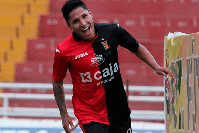 Raúl Ruidíaz cuando vestía la camiseta de Melgar, el otro club en el que jugó en Perú. Foto: El Pueblo   