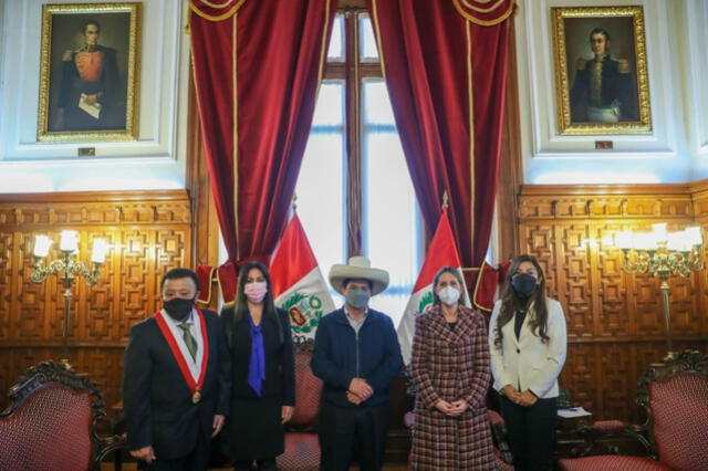  La Mesa Directiva 2021-2022 del Congreso con el expresidente Castillo. | Foto: Enrique Wong   