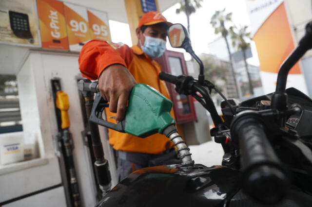  El precio de la gasolina varía dependiendo de los impuestos, así como del costo internacional del petróleo crudo y del transporte. Foto: ANDINA.<br><br>    