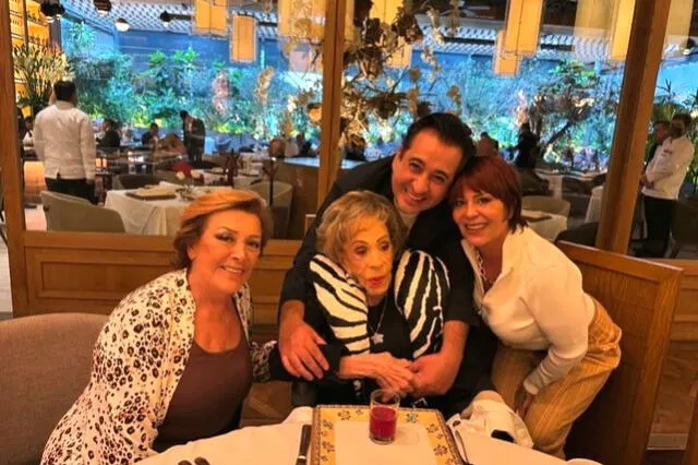  Silvia Pinal, Sylvia Pasquel y Alejandra Guzmán celebraron juntas en un restaurante de la CDMX. Foto: Instagram / Ivan Cochegrus    