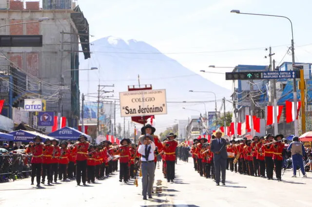 Escolares se preparan días previos para el pasacalle por Fiestas Patrias. Foto: Municipalidad Provincial de Arequipa   