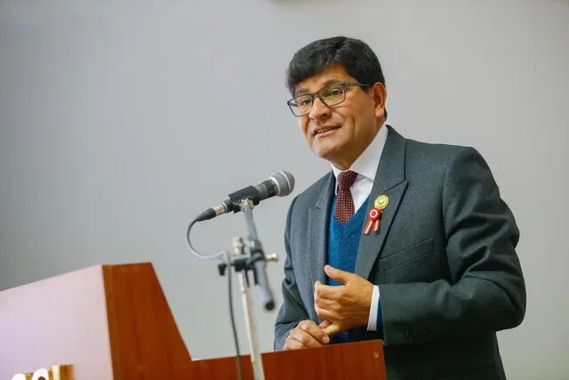  Gobernador de Arequipa, Rohel Sánchez.   