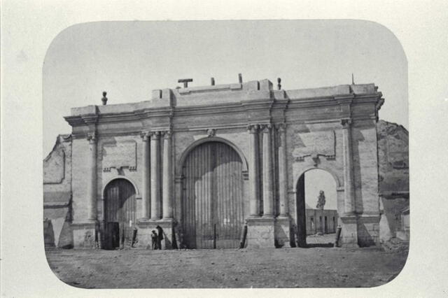  Uno de los pórticos de la Muralla de Lima, ubicada estratégicamente en el lado del Callao, importante para el ingreso de viajeros, mercadería y alimentos. Hoy es la Plaza Dos de Mayo. Foto: CampUCSS.   