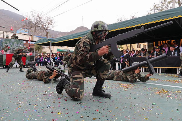 Internos simularon portar armas de guerra durante desfile. Foto: INPE   