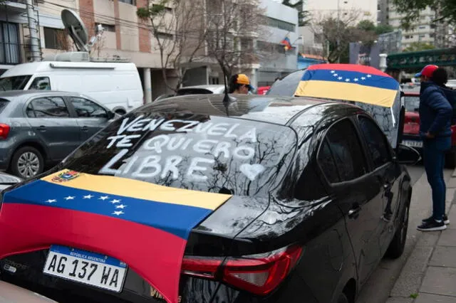 Ciudadano venezolano pinta luna de su auto para expresar su anhelo de que Venezuela sea libre tras las elecciones presidenciales 2024. Foto: difusión   